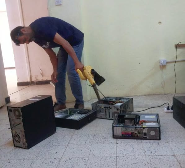 فريق الصيانة ينجز أعمالاً في عدة كليات وإدارات بالجامعة