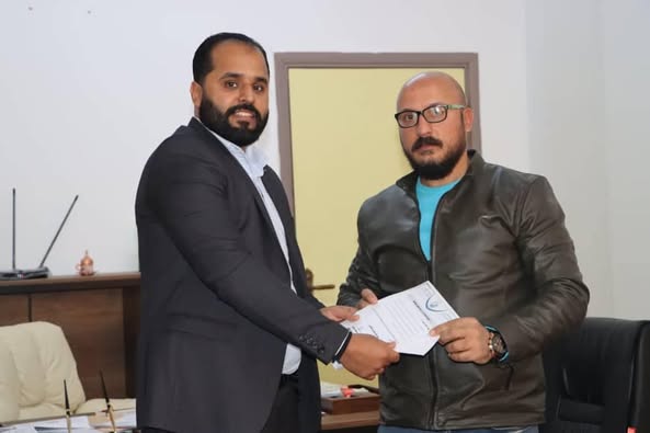 مدير المركز يكرم مهندسي الشبكات لإنجازهم شبكة داخلية للإدارة المالية