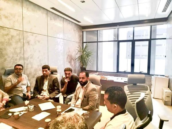 مسجل عام الجامعة ورئيس مركز المعلومات والتوثيق يجتمع مع مسجلي الكليات